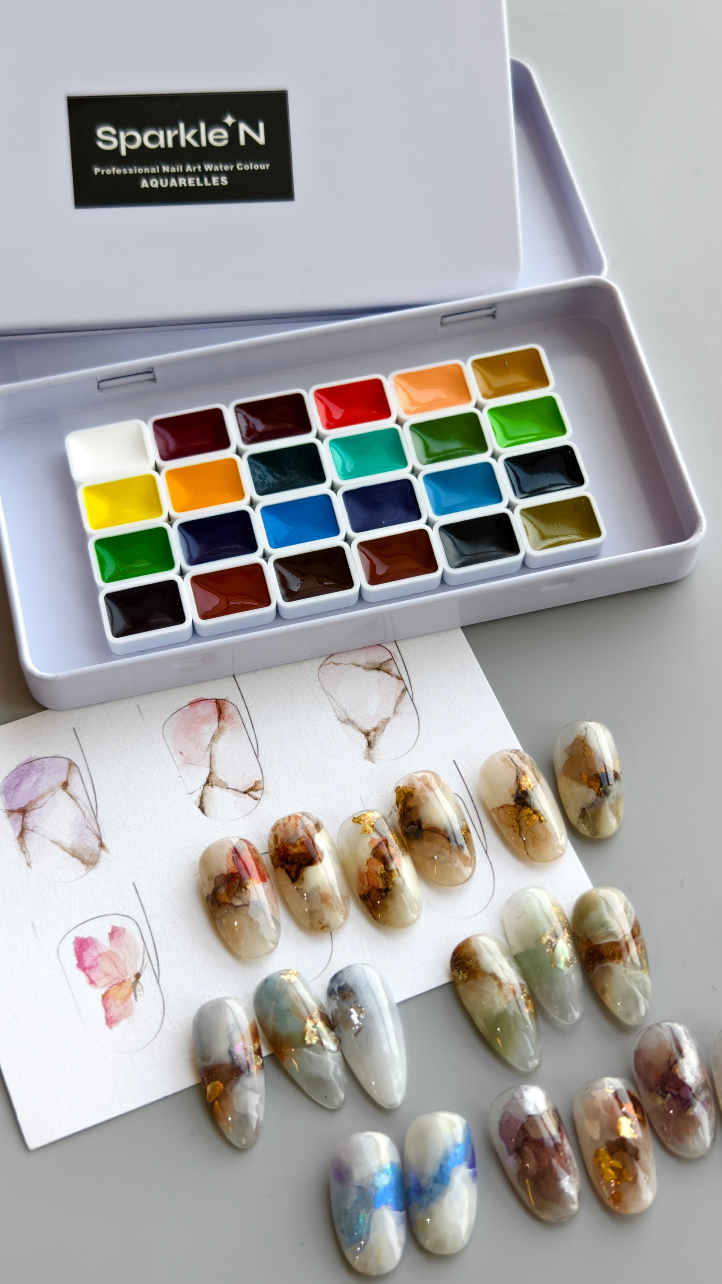 Sparkle'N 24-Color Artistic Watercolor Palette這款 Sparkle'N 24色藝術水彩顏料盤