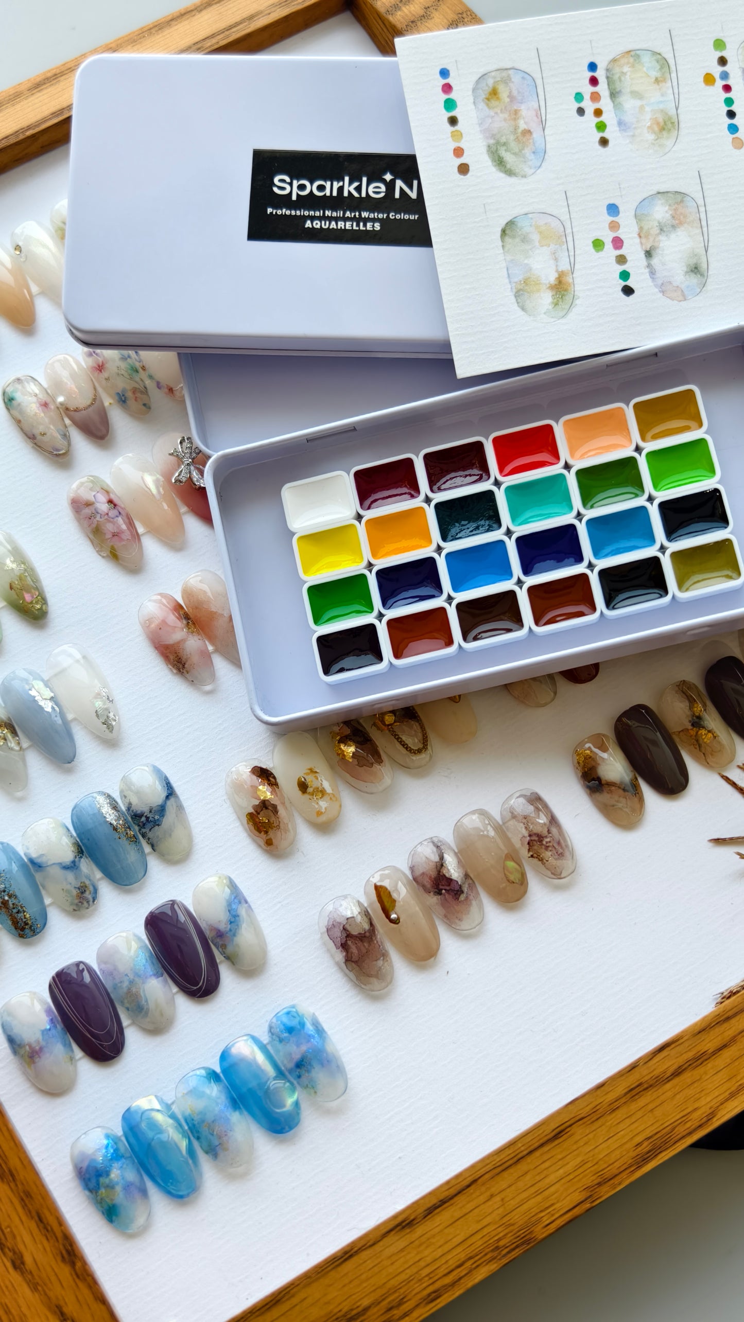 Sparkle'N 24-Color Artistic Watercolor Palette這款 Sparkle'N 24色藝術水彩顏料盤